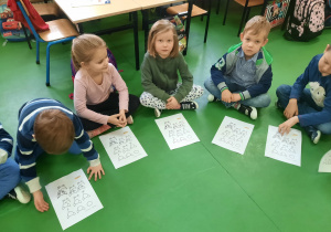 Dzieci uczą się rysować psa.